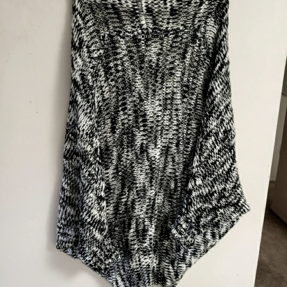 Forever 21 black and white cable knit sweater M - Picture 2 of 5